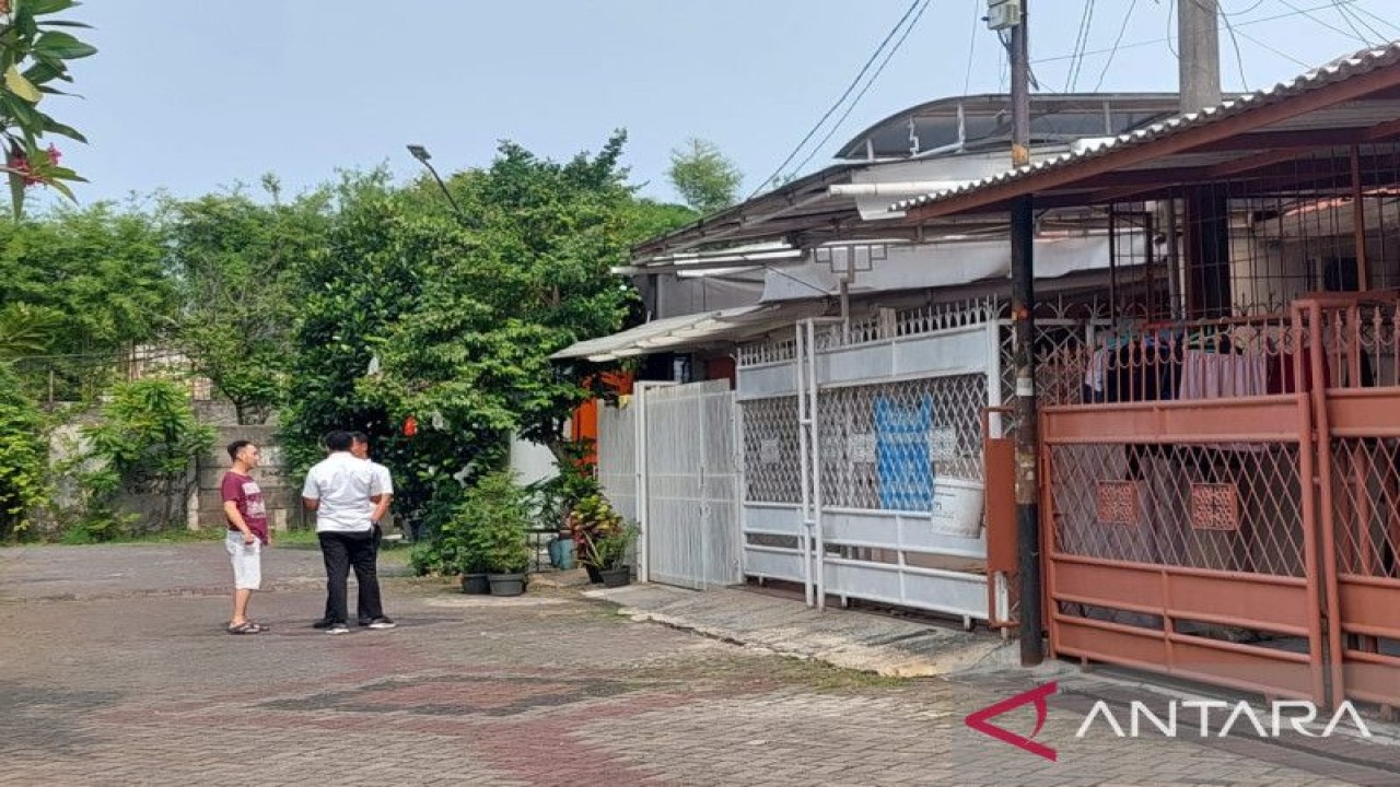 Rumah satu keluarga yang ditemukan tewas di Jalan Taman Asri 3, RT 7/ RW 15, Citra Garden 1, Kalideres, Jakarta Barat, Senin (14/11/2022). ANTARA/Walda