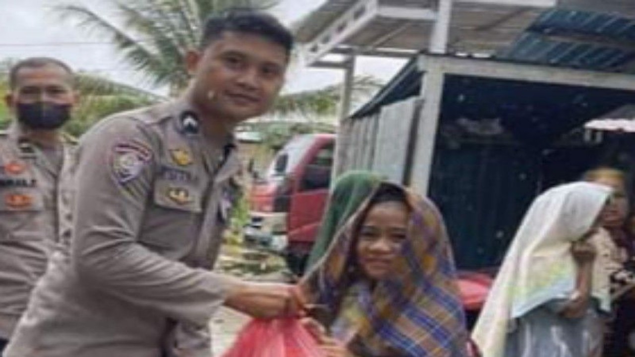 Polda Provinsi Sulawesi Barat (Sulbar) memberikan ratusan paket sembako untuk korban banjir di wilayah Mamunyu Kabupaten Mamuju Kabuju, Rabu (23/11/2022). ANTARA/M Faisal Hanapi