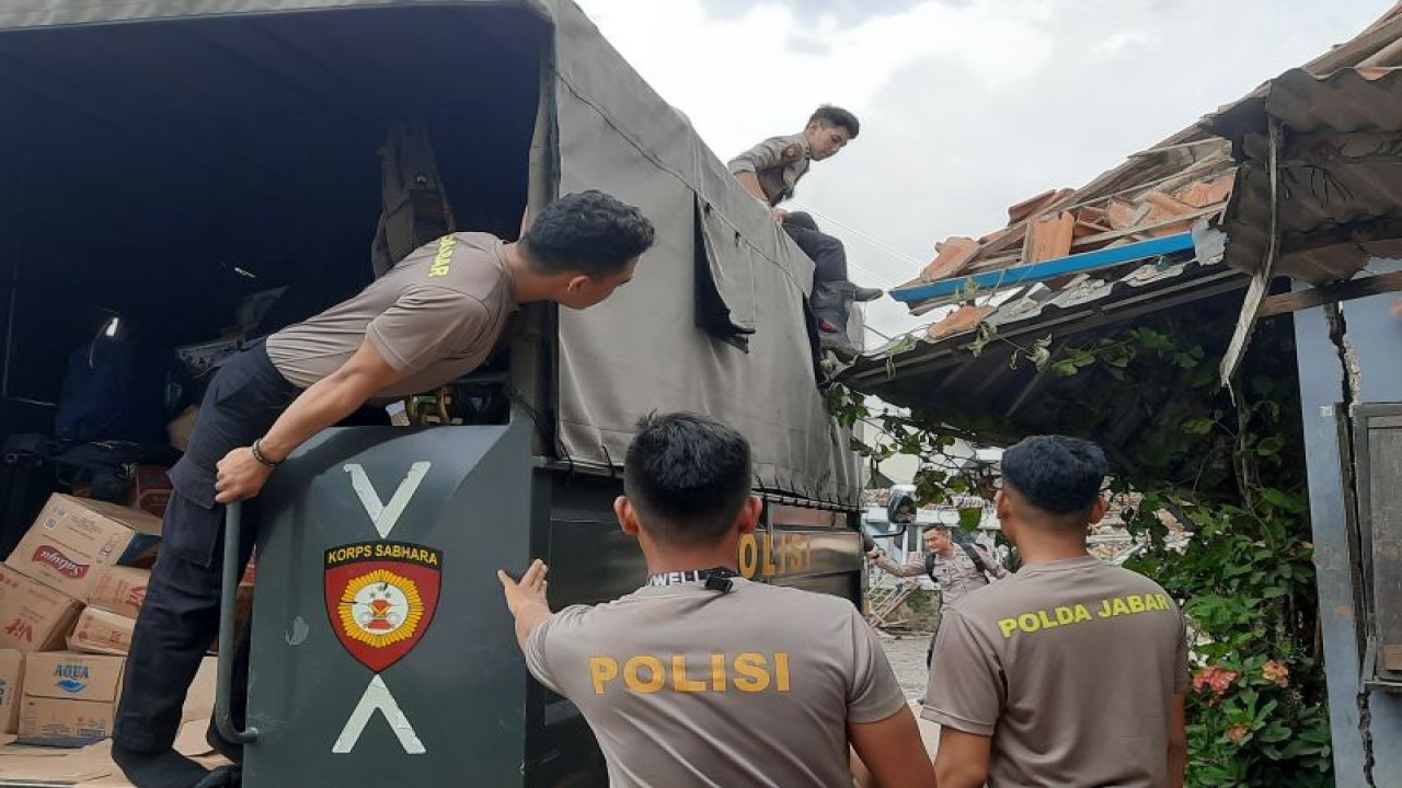 Personel Polres Garut membawa bantuan logistik untuk warga terdampak Gempa Cianjur di Kampung Babakan Renyom, Cianjur, Jawa Barat, Rabu (23/11/2022). ANTARA/Laily Rahmawaty