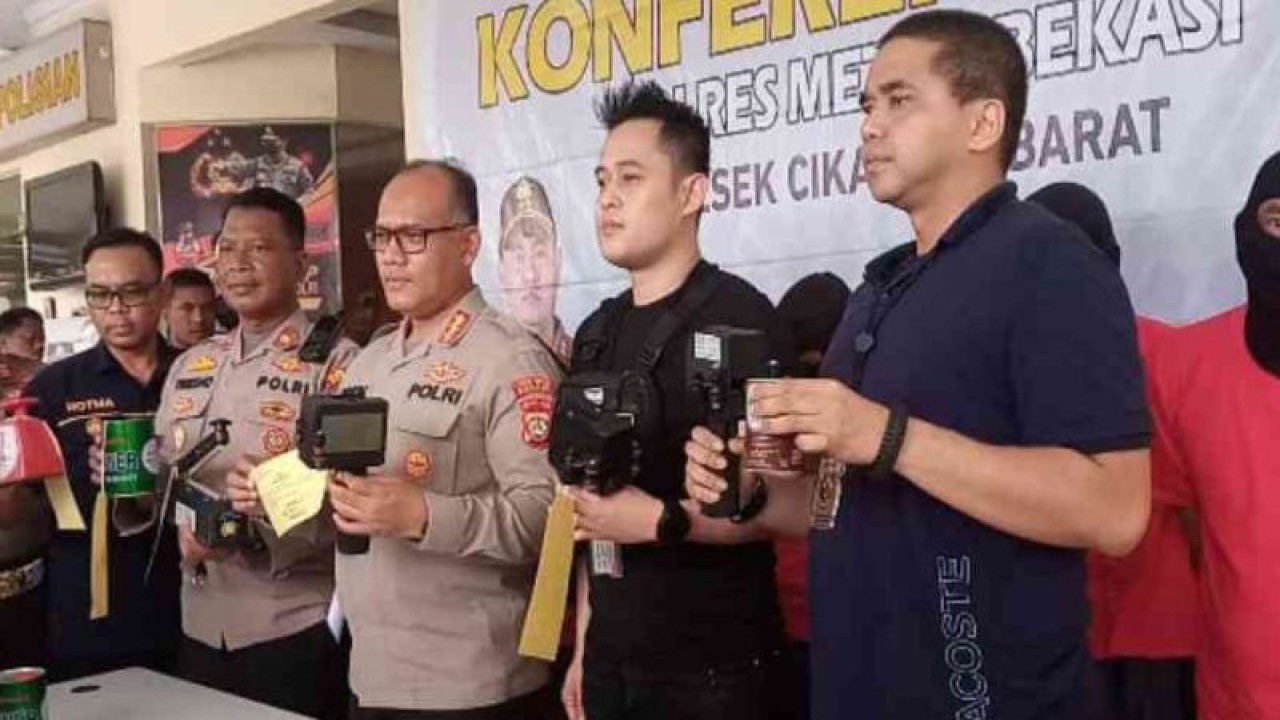 Polisi menjelaskan kronologis kasus pemalsuan label kemasan produk kedaluwarsa kepada awak media saat ungkap kasus di Mapolsek Cikarang Barat, Kabupaten Bekasi, Kamis. (ANTARA/Pradita Kurniawan Syah).