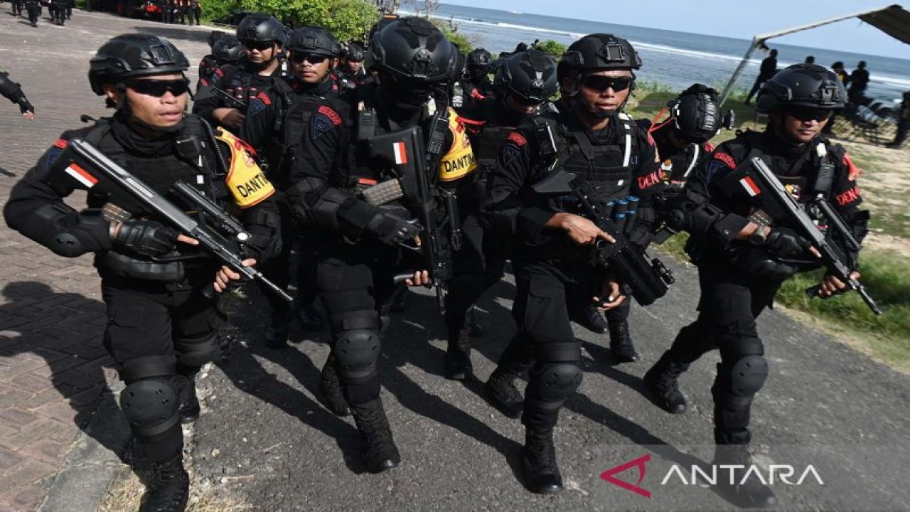 Polisi bersiaga untuk mengamankan sekitar lokasi penyelenggaraan Konferensi Tingkat Tinggi (KTT) G20 di kawasan Nusa Dua, Badung, Bali, Sabtu (12/11/2022). (ANTARA FOTO/Media Center G20 Indonesia/Fikri Yusuf/aww)