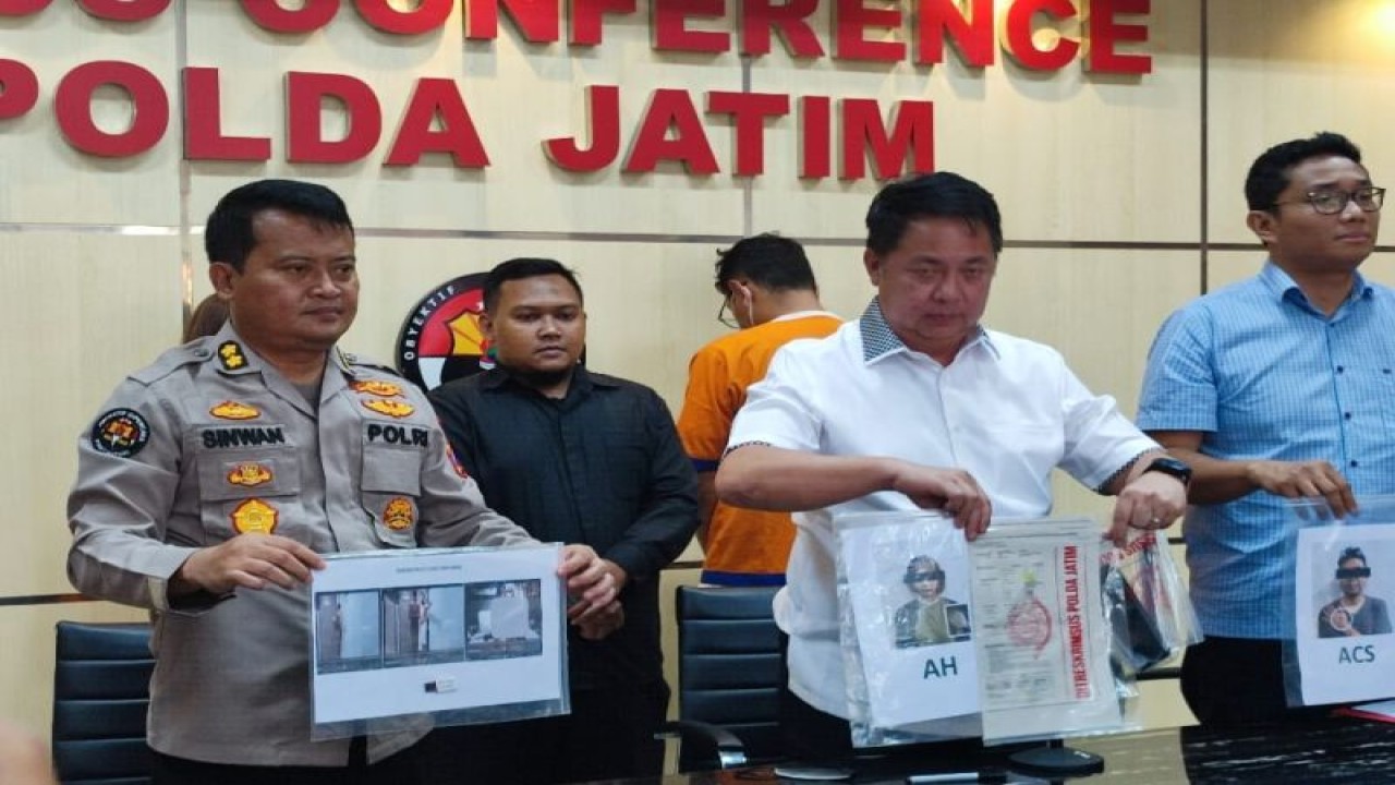 Polisi menunjukkan tersangka beserta barang bukti kasus video porno ‘Kebaya Merah’ saat merilisnya di Mapolda Jatim, Surabaya, Selasa (8/11/2022). (ANTARA/Willy Irawan.)