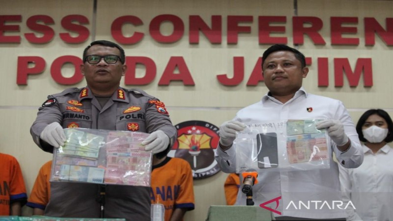 Polisi merilis pengungkapan kasus penyekapan belasan perempuan yang terjadi di kawasan Tretes, Kabupaten Pasuruan, di Mapolda Jawa Timur, Surabaya, Senin (21/11/2022). (ANTARA/ Didik Suhartono)