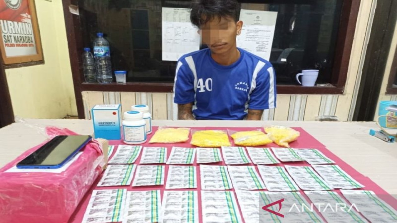 Tersangka AP (27) yang ditangkap jajaran Satnarkoba Polres Sukabumi Kota di Kampung Bojongnangka, RT 028/007, Desa Babakan, Kecamatan Cisaat, Kabupaten Sukabumikarena mengedarkan ribuan obat keras ilegal. Antara/HO/Humas Polres Sukabumi Kota