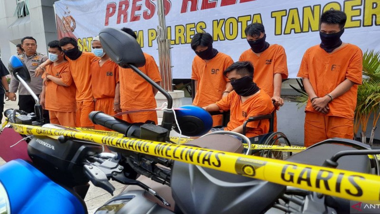 Sejumlah tersangka dan barang bukti hasil ungkap kejahatan pencurian kendaraan bermotor ditampilkan oleh petugas kepolisian di Mapolresta Tangerang. (ANTARA FOTO/Azmi Samsul Maarif)