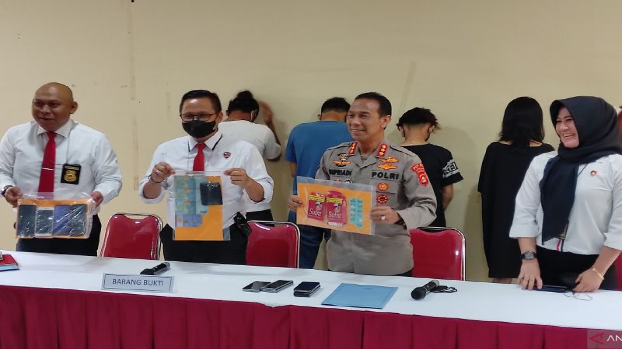 Dokumentasi Direktur Direktorat Reserse Kriminal Umum Polda Sumatera Selatan, Kombes Pol Anwar Reksowidjojo, menunjukkan barang bukti yang disita dari bisnis prostitusi daring di hotel Palembang, Sumatera Selatan, Senin (21/11/2022) ANTARA/M Riezko Bima