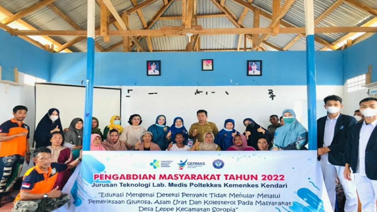 Poltekkes Kendari edukasi pencegahan PTM pada warga pesisir di Desa Leppe, Kecamatan Soropia, Kabupaten Konawe, Sulawesi Tenggara, Rabu (16/11/2022). (ANTARA/HO-Poltekkes Kendari)