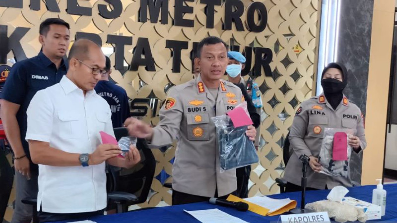 Rilis kasus penusukan pramudi bus TransJakarta di Polres Metro Jakarta Timur, Jakarta, Kamis (24/11/2022). ANTARA/Yogi Rachman