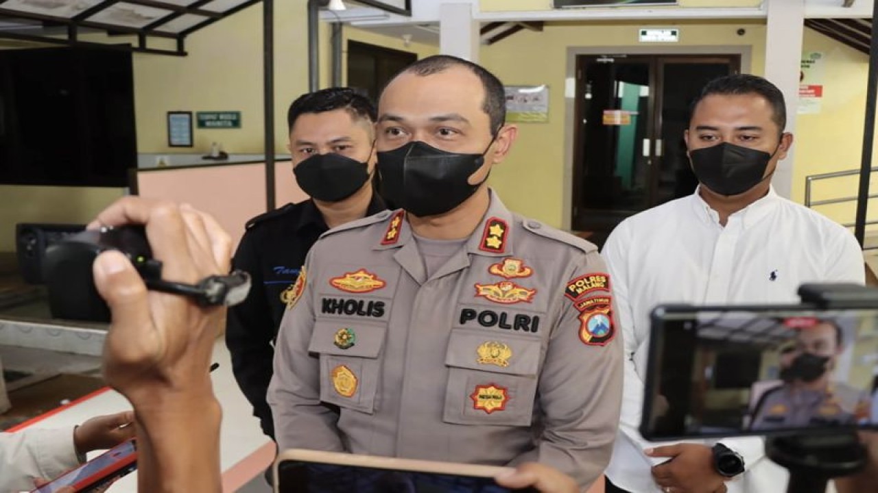 Kapolres Malang AKBP Putu Kholis Aryana pada saat memberikan keterangan kepada media usai menjenguk anak korban perundungan di Rumah Sakit Islam Gondanglegi, Kabupaten Malang, Jawa Timur, Kamis (24/11/2022). (ANTARA/HO-Humas Polres Malang)