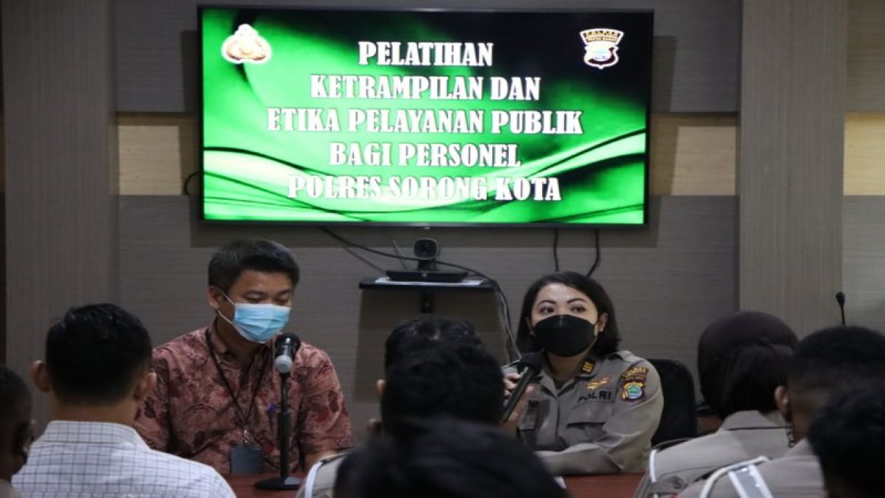 Suasana pelatihan keterampilan dan etika pelayanan publik bagi anggota yang bertugas pada bidang layanan masyarakat di Polres Sorong Kota (Antara/ HO- Humas Polres Sorong Kota)