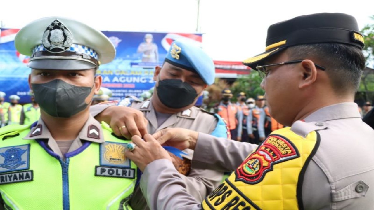 Wakil Kepala Kepolisian Resor Kota Denpasar AKBP I Wayan Jiartana menyematkan pita tanda dimulainya Operasi Zebra Agung 2022 di halaman depan Mapolresta Denpasar, Bali, Kamis (24-11-2022). ANTARA/HO-Humas Polresta Denpasar
