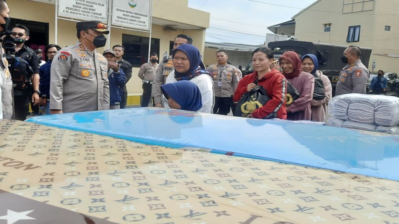 Kepala Divisi Humas Polri Irjen Pol. Dedi Prasetyo membagikan bantuan Kapolri dan Ketum Bhayangkari kepada korban gempa 5,6 magnitudo di Kabupaten Cianjur, Jawa Barat, Selasa (22-11-2022). ANTARA/Laily Rahmawaty