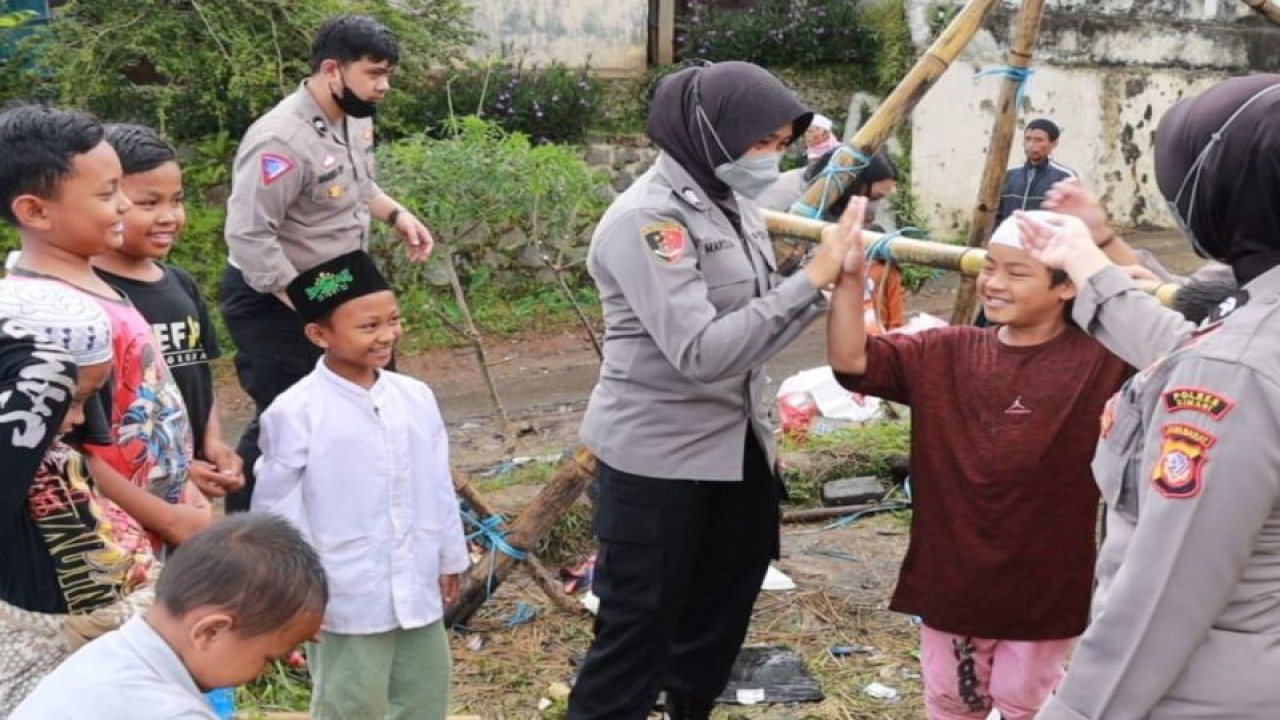 Anggota kepolisian wanita (Polwan) Polda Jabar mengajak bermain anak-anak untuk memulihkan trauma warga terdampak gempa di Kampung Bunipasir Kecamatan Karangtengah Kabupaten Cianjur, Selasa (29/11/2022). ANTARA/HO-Humas Mabes Polri