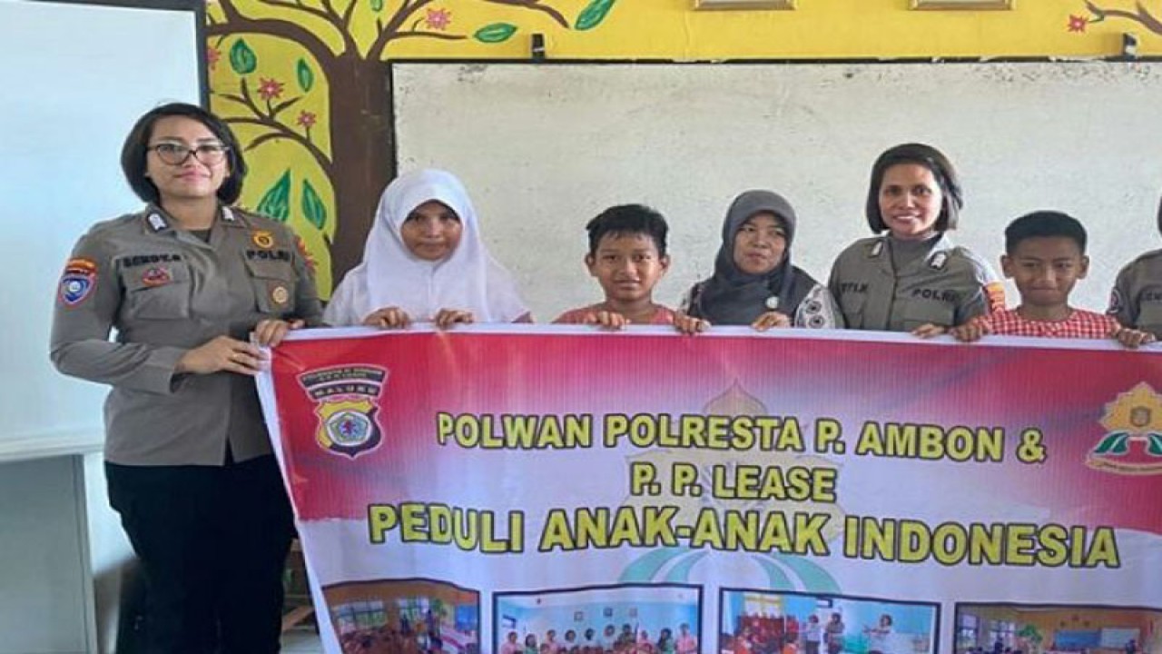 Tim Polwan Polresta pulau Ambon melakukan sosialisasi dan edukasi kekerasan seksual anak bawah umur terhadap para siswa SMA dan SD dalam rangka memperingati Hari Perempuan dan Anak Sedunia, Kamis (24/11/2022). ANTARA/HO-Polresta Ambon