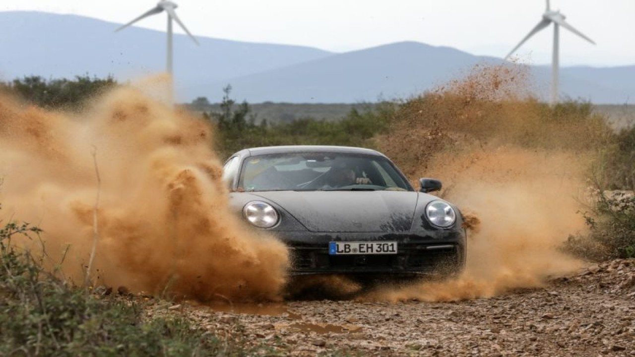 Pengujian Porsche 911 Dakar di jalan berbatu. (ANTARA/Porsche)