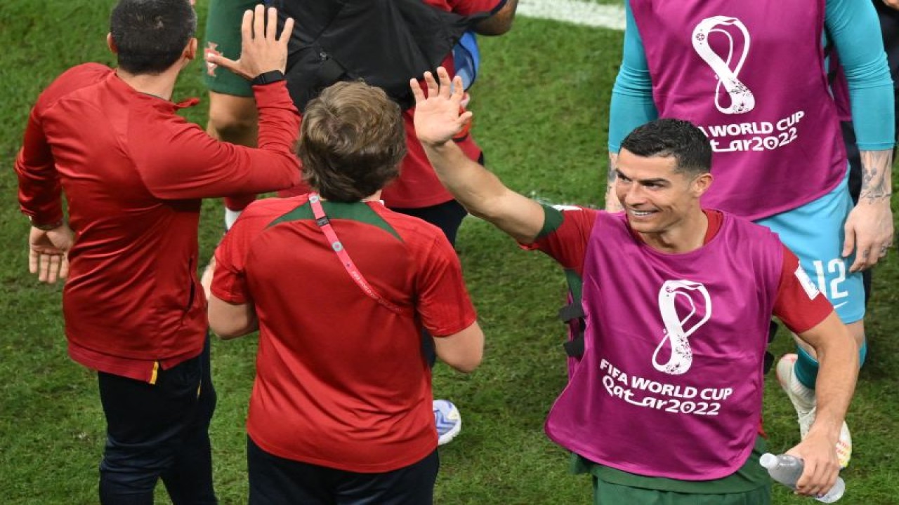 Penyerang Portugal Cristiano Ronaldo melambaikan tangan menyapa fans setelah Portugal memastikan kemenangan 2-0 atas Uruguay di laga penyisihan Grup H Piala Dunia 2022 di Lusail Stadium, Qatar, Senin waktu setempat (28/11/2022) (AFP/GLYN KIRK)