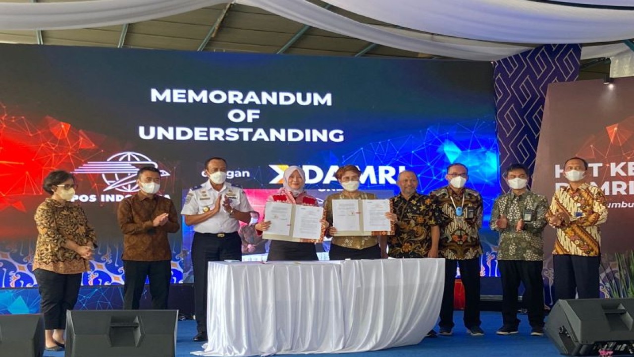 Direksi Pos Indonesia dan Direksi Perum Damri memperlihatkan nota kesepahaman atau memorandum of understanding (MoU) terkait pembukaan rute baru logistik internasional dari Pontianak menuju Kuching, Malaysia. ANTARA/HO-Pos Indonesia.