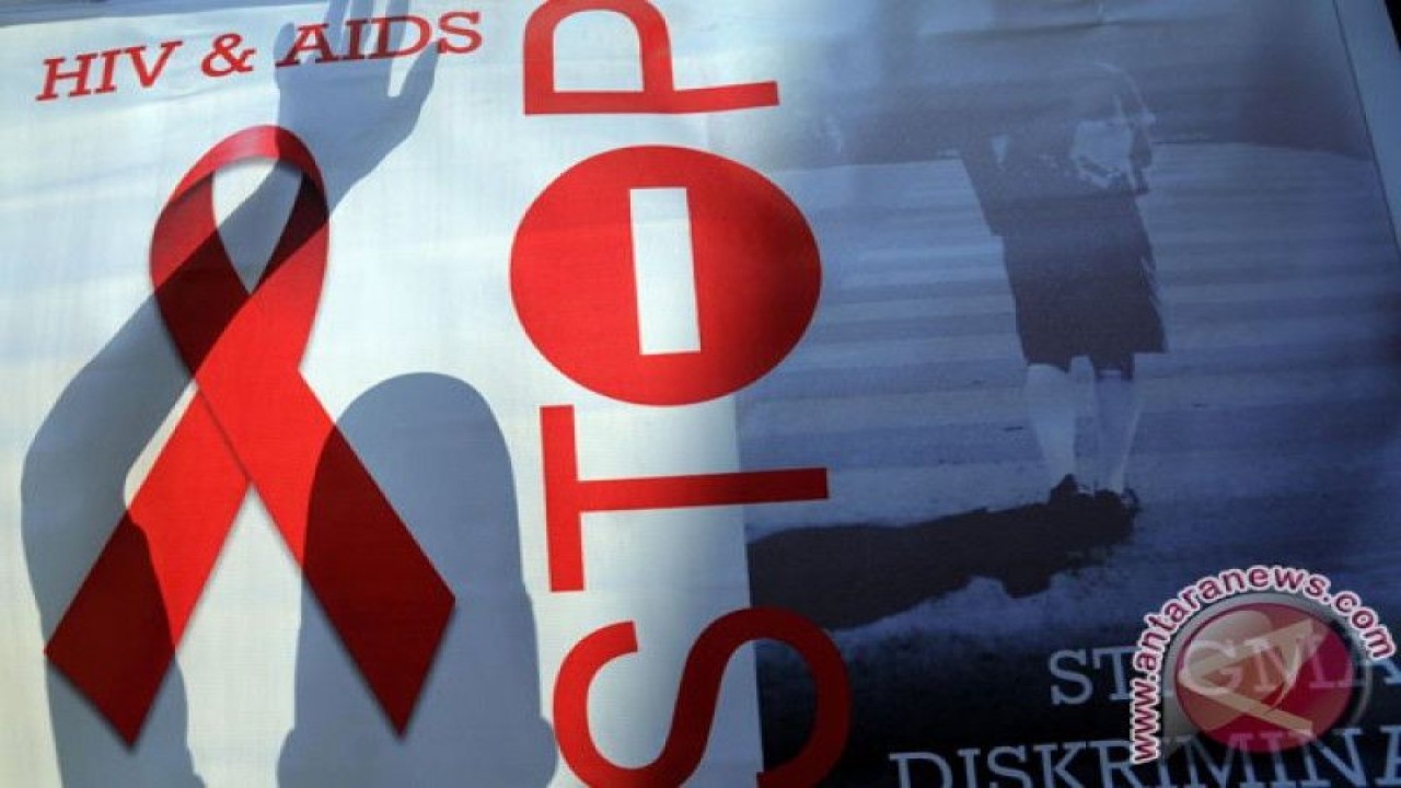 Gambar poster kampanye pencegahan penularan HIV/AIDS. ANTARA FOTO/Yusran Uccang