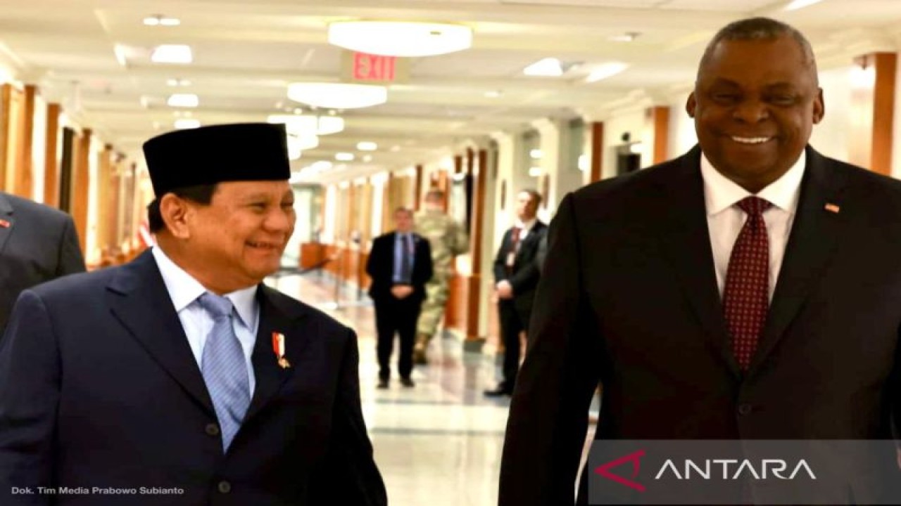 Arsip--Menteri Pertahanan Prabowo Subianto saat bertemu dengan Menteri Pertahanan Amerika Serikat Lloyd J. Austin III di Gedung Pentagon, Virginia, AS, Kamis (20/10/2022). ANTARA/HO-Tim Media Prabowo Subianto.