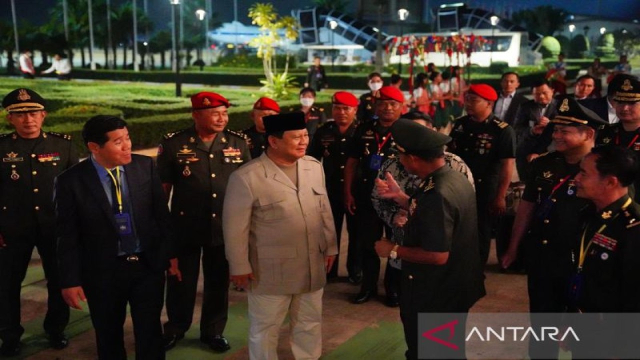 Menhan RI Prabowo Subianto mendapat sambutan dari Kopassus Kamboja saat tiba di Bandara Internasional Siem Reap, Kamboja, Senin (21/11/2022). (ANTARA/HO-Tim Media Prabowo Subianto)