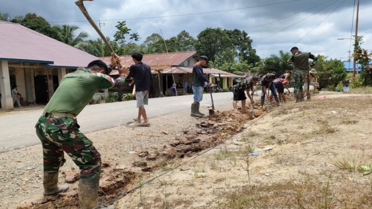 Prajurit TNI Satgas Pamtas RI-Malaysia Yonarmed 19/105 Trk Bogani gotong royong bersama masyarakat memasang pipa saluran air bersih di Desa Sei Tekam, Kecamatan Sekayam wilayah Sanggau Kalimantan Barat. ANTARA/HO-Penerangan Yonarmed 19/105 Trk Bogani. (Teofilusianto Timotius)