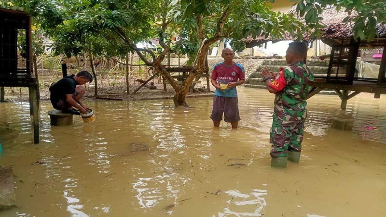 Prajurit TNI memantau banjir di Bireum Bayeun, Kabupaten Aceh Timur, Jumat (4/11/2022). ANTARA/HO-Dokumentasi pribadi