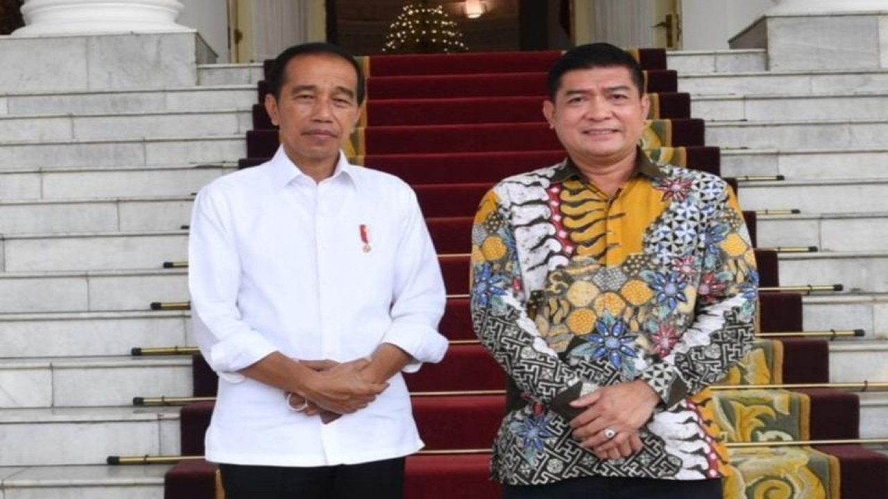 Ketua Umum Solidaritas Merah Putih (Solmet) sekaligus Penanggungjawab Deklarasi Setia Tegak Lurus 2024 Bersama Jokowi Silfester Matutina bersama Presiden Joko Widodo. (ANTARA/HO-Dokumen Pribadi)