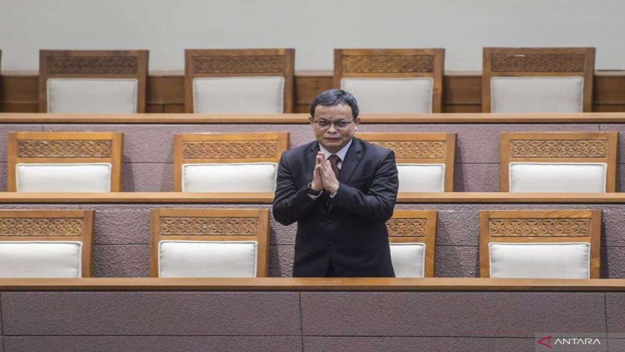 Calon Hakim Konstitusi Guntur Hamzah menyapa anggota dewan saat mengikuti rapat Paripurna DPR Ke-7 Masa Persidangan I Tahun Sidang 2022-2023 di Kompleks Parlemen, Senayan, Jakarta, Kamis (29/9/2022). (ANTARA FOTO/Galih Pradipta/YU)