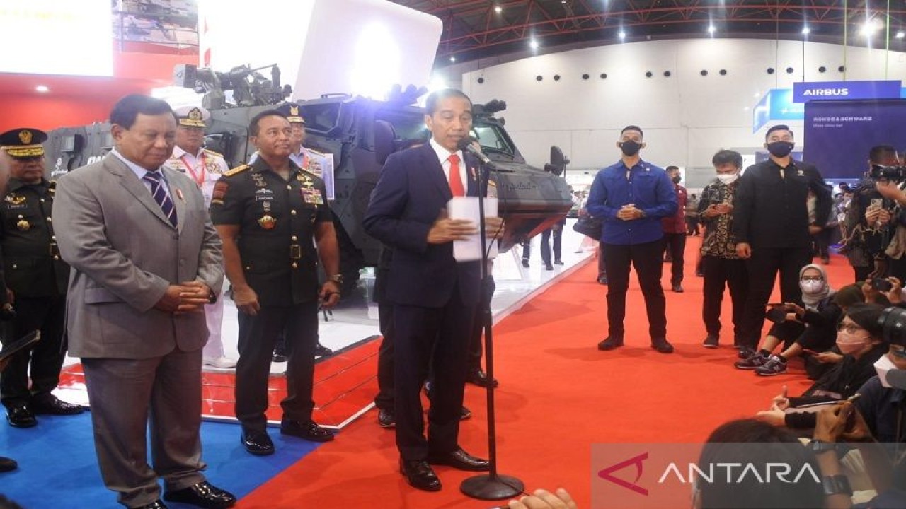 Presiden RI Joko Widodo menyampaikan keterangan kepada awak media di sela-sela meninjau Pameran Indo Defence 2022 Expo & Forum di JI Expo, Kemayoran, Jakarta, Rabu (2/11/2022). (ANTARA/Indra Arief Pribadi)