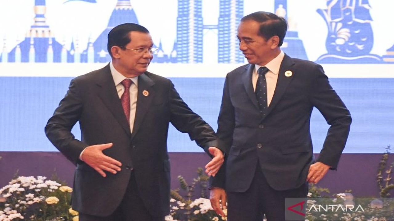 Presiden Joko Widodo (kanan) berbincang dengan Perdana Menteri Kamboja Hun Sen saat sesi foto bersama pada pertemuan para pemimpin ASEAN dengan perwakilan ASEAN Inter-Parliament Assembly (AIPA) di Hotel Sokha, Phnom Penh, Kamboja, Kamis (10/11/2022). Pertemuan tersebut merupakan rangkaian dari Konferensi Tingkat Tinggi (KTT) ke-40 dan ke-41 ASEAN serta KTT terkait lainnya. ANTARA FOTO/Hafidz Mubarak A/foc.