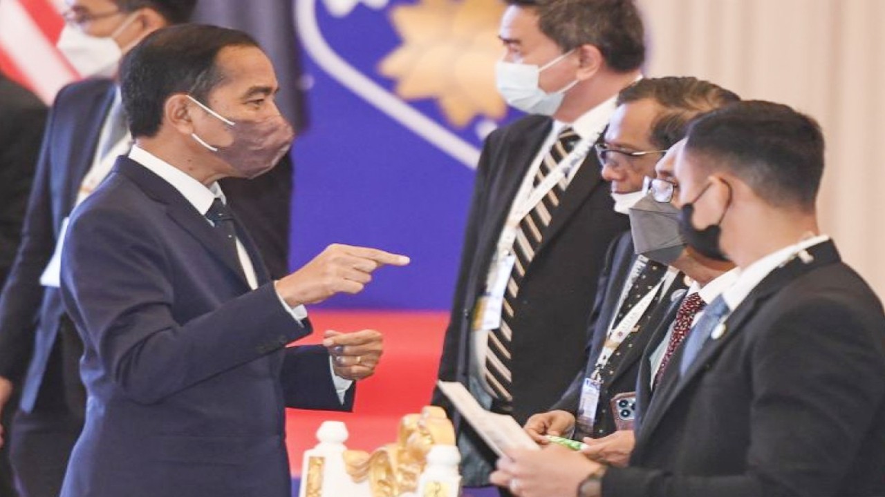 Presiden Joko Widodo (kiri) berbincang dengan Mensesneg Pratikno (kedua kanan) dan Menko Polhukam Mahfud MD (ketiga kanan) saat mengikuti Konferensi Tingka Tinggi (KTT) ke-14 Indonesia, Malaysia, Thailand Growth Triangle (IMT-GT) di Hotel Sokha, Phnom Penh, Kamboja, Kamis (10/11/2022). ANTARA FOTO/Hafidz Mubarak A/YU