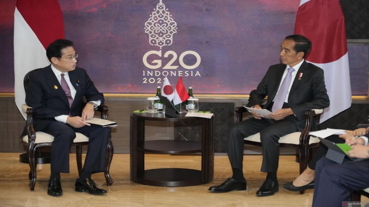 Presiden Joko Widodo (kanan) berbincang dengan Perdana Menteri Jepang Fumio Kishida saat pertemuan bilateral menjelang puncak KTT G20 di Nusa Dua, Bali, Senin (14/11/2022). ANTARA FOTO/Achmad Ibrahim/POOL/nym.