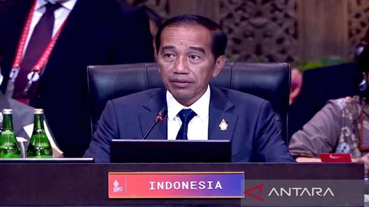 Tangkapan layar Presiden Republik Indonesia Joko Widodo memberi pidato pembuka saat sesi kerja kedua Konferensi Tingkat Tinggi (KTT) G20 di The Apurva Kempinski, Nusa Dua, Badung, Bali, Selasa (15/11/2022). ANTARA/Genta Tenri Mawangi
