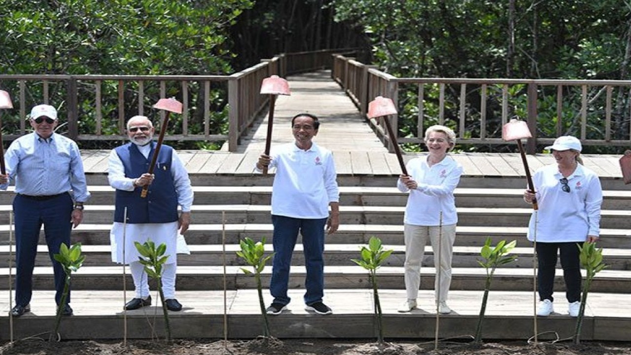 Presiden Joko Widodo (ketiga kiri) bersama (kiri-kanan) Presiden Amerika Serikat, Joe Biden, Perdana Menteri India, Narendra Damodardas Modi, Presiden Komisi Eropa, Ursula von der Leyen, Perdana Menteri Italia, Giorgona Meloni, dan Perdana Menteri Jepang, Fumio Kishida, mengangkat cangkulnya usai menanam pohon mangrove di Taman Hutan Raya Ngurah Rai pada hari kedua KTT G20 Indonesia di Denpasar, Bali, Rabu (16/11/2022). ANTARA FOTO/Media Center G20 Indonesia/Akbar N Gumay