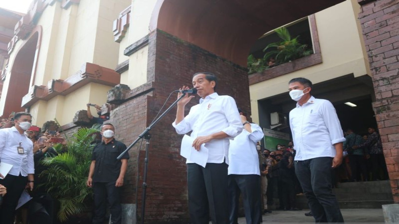 Presiden Joko Widodo memberikan keterangan pers seusai meninjau harga kebutuhan pokok di Pasar Badung, Denpasar, Bali, Kamis (17/11/2022). ANTARA/Rangga Pandu Asmara Jingga