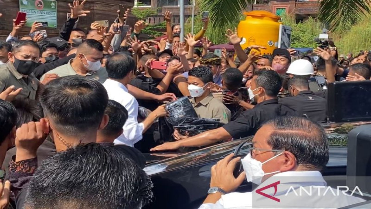 Suasana Pasar Badung saat Presiden Jokowi membagikan bantuan kepada masyarakat di Denpasar, Bali, Kamis (17/11/2022). ANTARA/Ni Putu Putri Muliantari