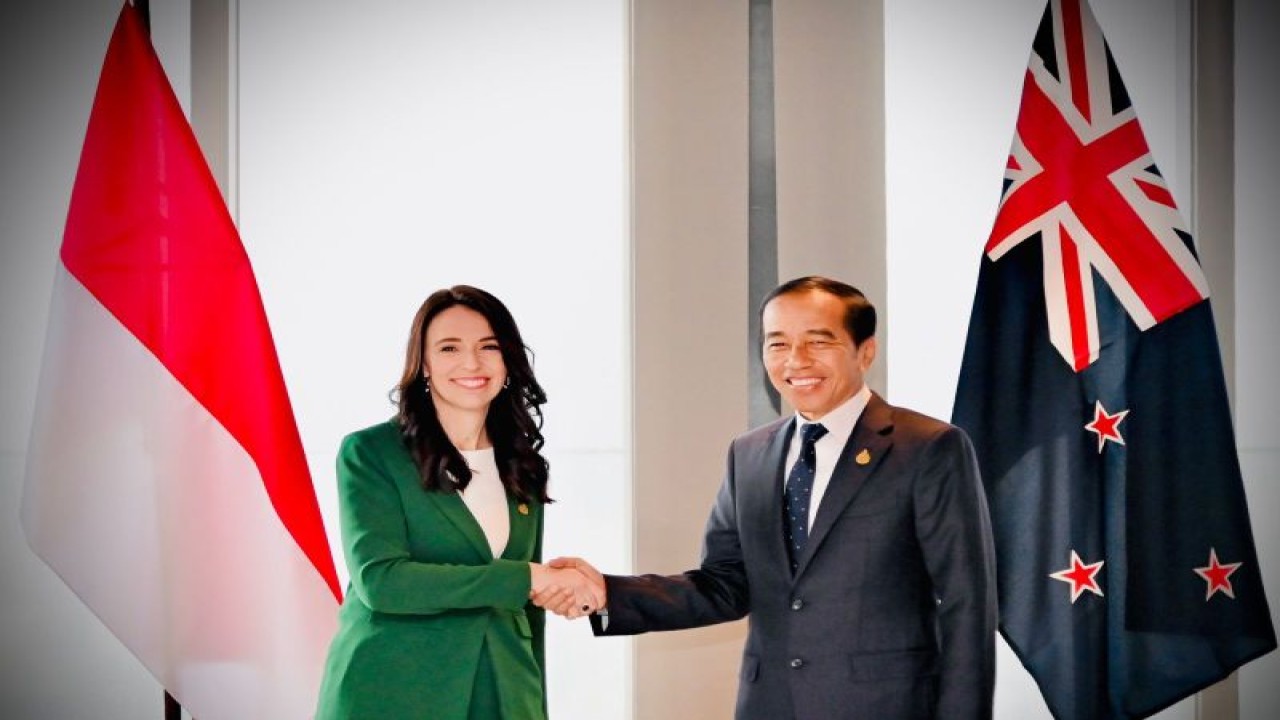 Presiden RI Joko Widodo (kanan) bersama PM Selandia Baru Jacinda Ardern melakukan pertemuan bilateral di Bangkok, Thailand, Jumat (18/11/2022). (ANTARA/HO-Biro Pers Sekretariat Presiden)