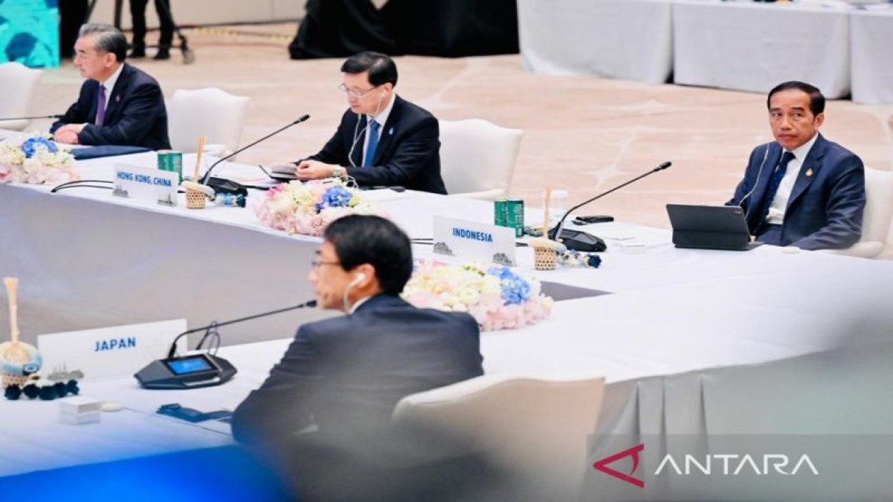 Presiden Jokowi menghadiri Dialog Informal Pemimpin APEC dengan sejumlah undangan di Queen Sirikit National Convention Center di Bangkok, Thailand pada Jumat (18/11/2022). ANTARA/Laily Rachev - Biro Pers Sekretariat Presiden