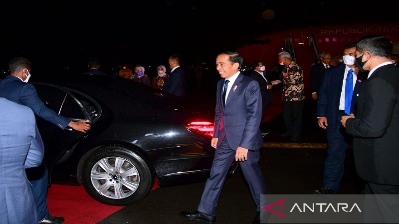 Presiden Joko Widodo dan Ibu Negara Iriana tiba di Pangkalan TNI Angkatan Udara Adi Soemarmo, Kabupaten Boyolali, Jawa Tengah, Jumat (18/11/2022). (ANTARA/HO-Biro Pers Sekretariat Presiden)