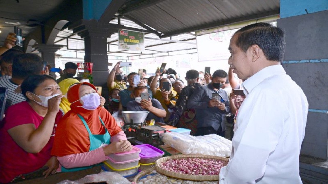 Presiden Joko Widodo meninjau harga kebutuhan pokok di Pasar Malangjiwan Colomadu, Jawa Tengah, Senin (21/11/2022). ANTARA/HO-Biro Pers Sekretariat Presiden