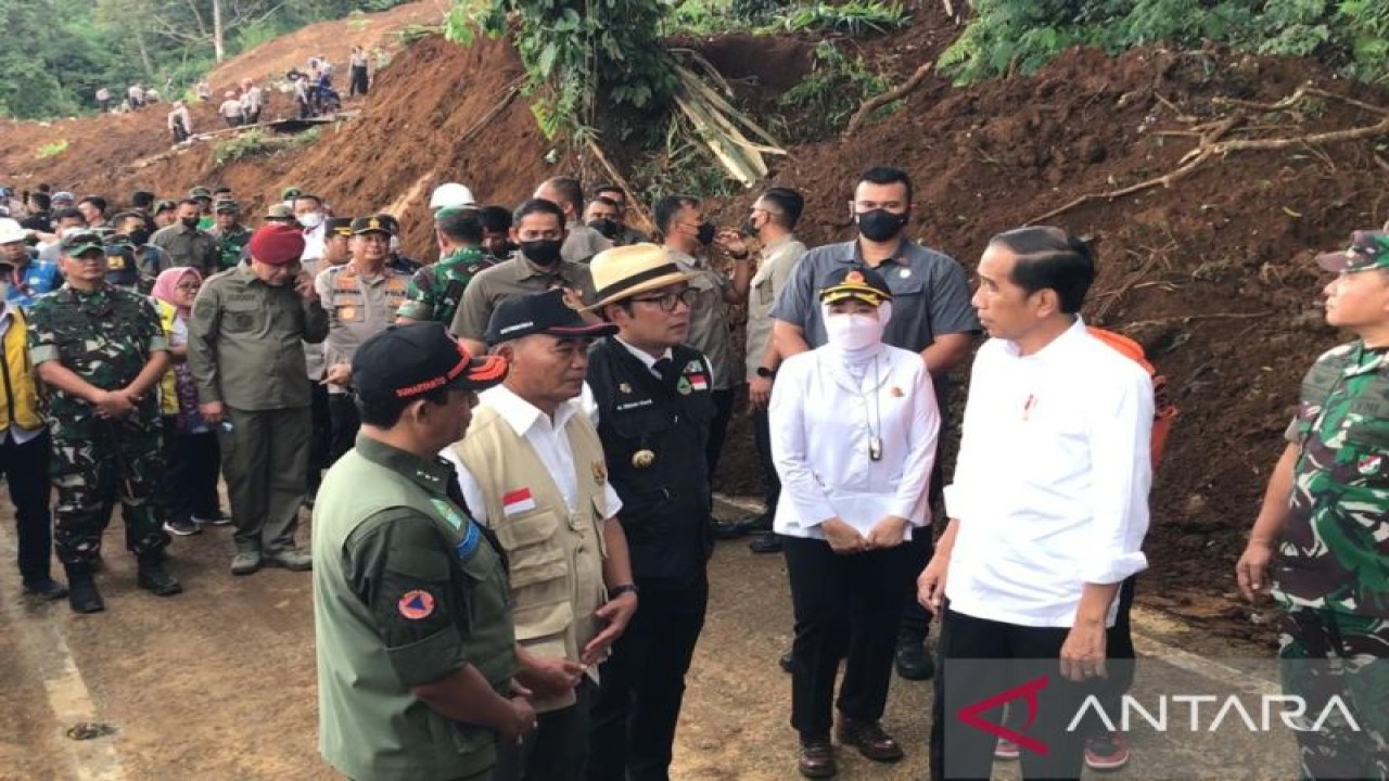 Presiden Joko Widodo bersama Menko PMK, Gubernur Jawa Barat, Kepala BMKG dan Kepala BNPB meninjau lokasi longsor akibat gempa magnitudo 5,6 di Jalan Cipanas-Cianjur, Kabupaten Cianjur, Jawa Barat, Selasa (22/11/2022). (ANTARA/Devi Nindy)