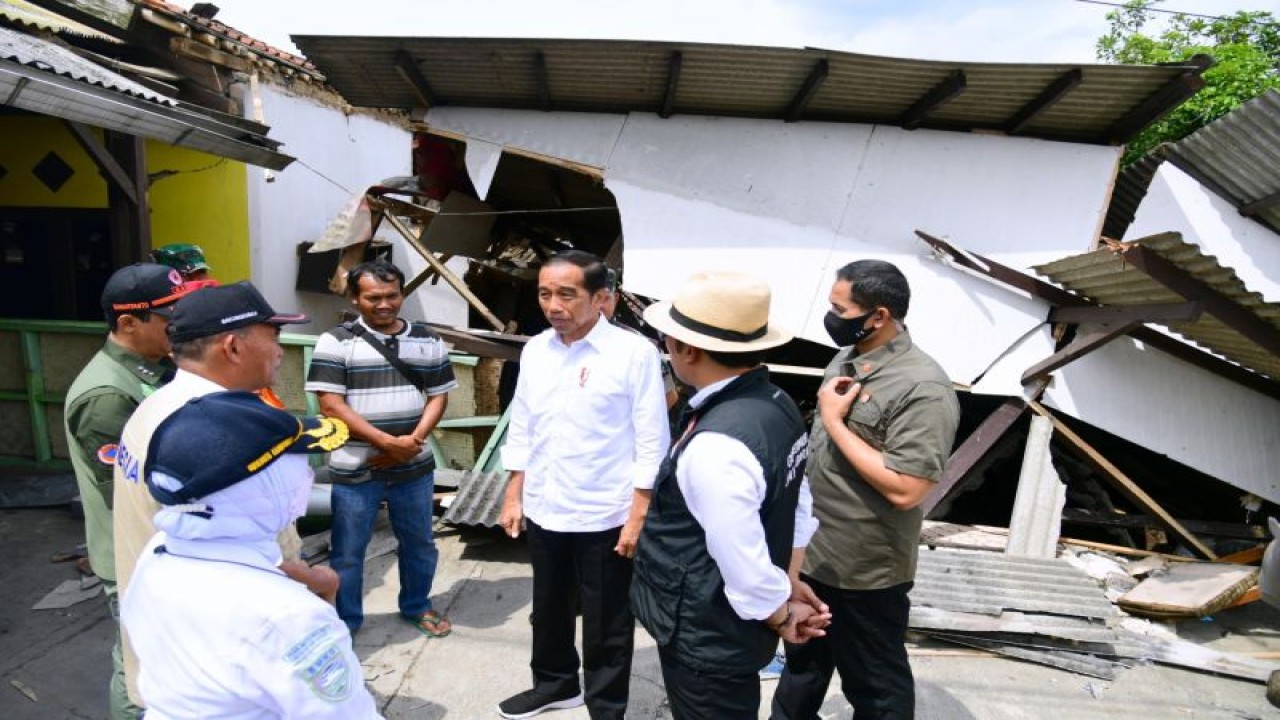 Presiden Joko Widodo meninjau warga terdampak gempa di Kabupaten Cianjur, Jawa Barat, Selasa (22/11/2022). (ANTARA/HO-Biro Pers Setpres)