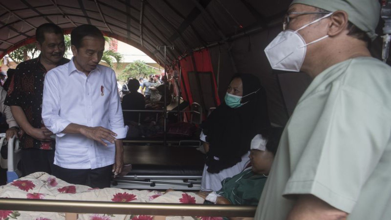 Presiden Joko Widodo (kedua kiri) berbincang dengan korban gempa bumi yang masih dirawat di RSUD Sayang, Kabupaten Cianjur, Jawa Barat, Kamis (24/11/2022). Selain mengunjungi RSUD Sayang, Presiden juga mendatangi sejumlah lokasi terdampak bencana untuk memantau progres tanggap darurat pascagempa bumi di Kabupaten Cianjur pada Senin 21 November 2021. ANTARA FOTO/Wahyu Putro A/foc.