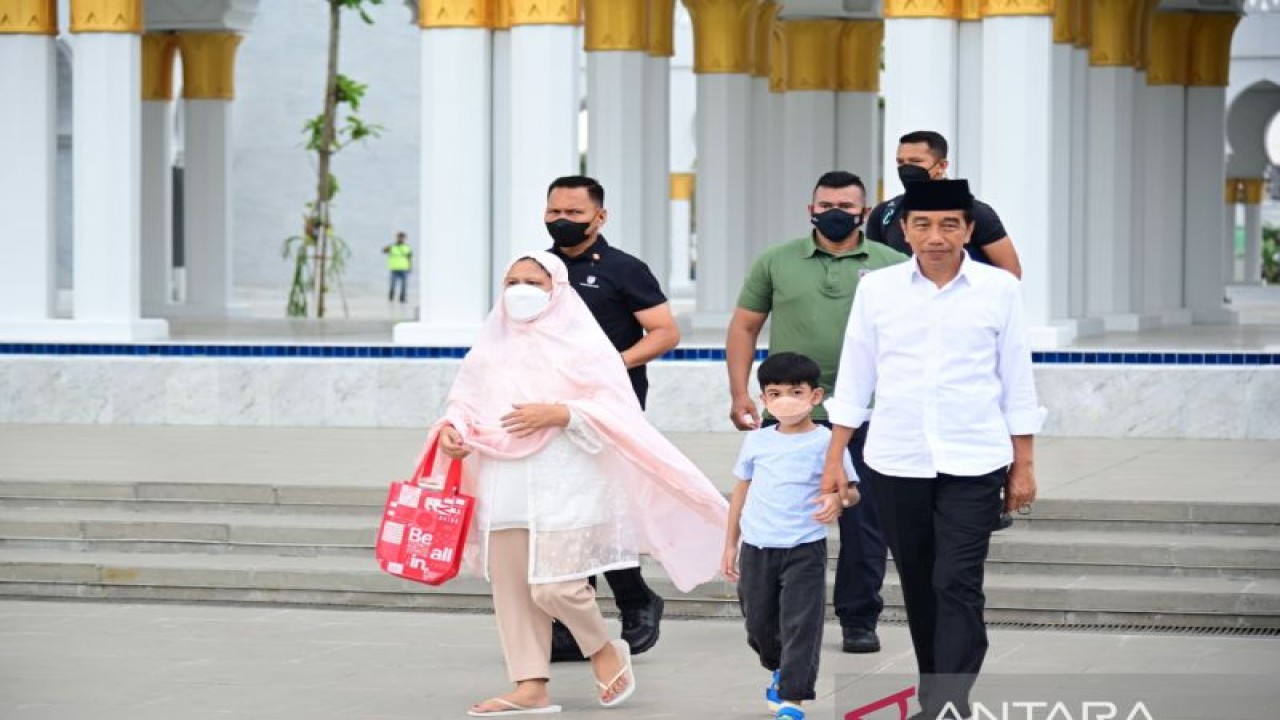 Presiden Joko Widodo beserta Ibu Negara Iriana Joko Widodo mengajak cucu pertama Jan Ethes beribadah salat Duha di Masjid Raya Sheikh Zayed, Surakarta, Jawa Tengah, Minggu (20/11). (ANTARA/HO-Biro Pers Sekretariat Presiden/Muchlis Jr)