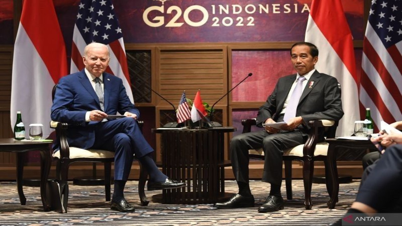 Presiden Joko Widodo (kanan) melakukan pertemuan bilateral dengan Presiden Amerika Serikat Joe Biden di sela rangkaian kegiatan KTT G20 Indonesia di Nusa Dua, Bali. ANTARA FOTO/Media Center G20 Indonesia/Akbar Nugroho Gumay/hp.
