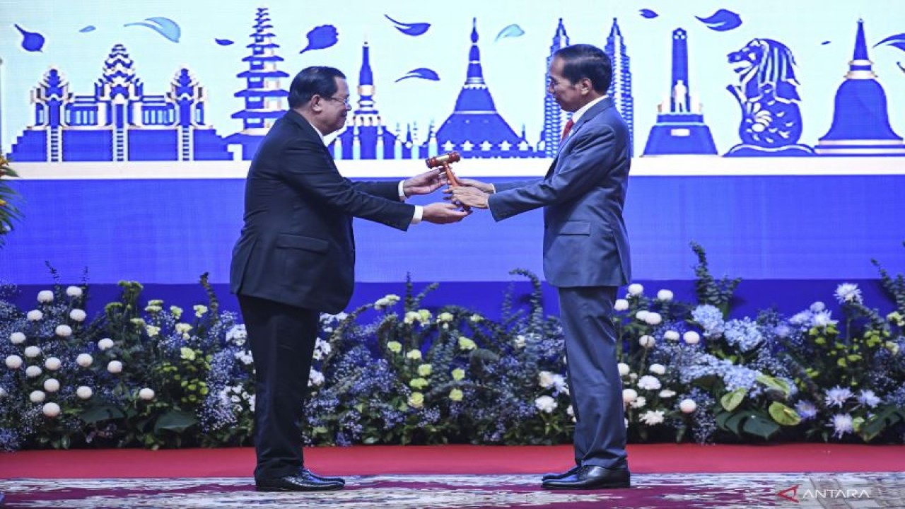 Presiden Joko Widodo (kanan) menerima palu dari Perdana Menteri Kamboja Hun Sen saat upacara penutupan Konferensi Tingkat Tinggi (KTT) ke-40 dan ke-41 ASEAN serta KTT terkait lainnya di Hotel Sokha, Phnom Penh, Kamboja, Minggu (13/11/2022). Upacara penutupan KTT ASEAN 2022 itu sekaligus penyerahan keketuaan ASEAN dari Kamboja ke Indonesia. ANTARA FOTO/Hafidz Mubarak A/foc.