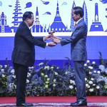 Presiden Joko Widodo (kanan) menerima palu dari Perdana Menteri Kamboja Hun Sen-1668409460