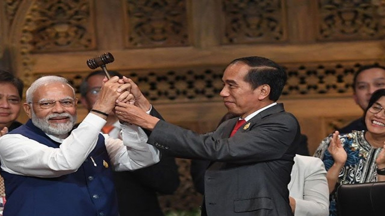 Presiden Joko Widodo (kanan) menyerahkan palu kepemimpinan G20 kepada Perdana Menteri India Narendra Damodardas Modi (kiri) pada penutupan Working Session 3 KTT G20 Indonesia 2022 di Nusa Dua, Bali, Rabu (16/11/2022). (ANTARA FOTO/ZABUR_KARURU)