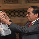Presiden Joko Widodo (kanan) menyerahkan palu kepemimpinan G20 kepada Perdana Menteri India Narendra Damodardas Modi-1668586433