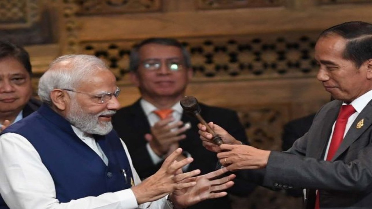 Presiden Joko Widodo (kanan) menyerahkan palu kepemimpinan G20 kepada Perdana Menteri India Narendra Damodardas Modi (kiri) pada penutupan Working Session 3 KTT G20 Indonesia 2022 di Nusa Dua, Bali, Rabu (16/11/2022). ANTARA FOTO/Media Center G20 Indonesia/Zabur Karuru/aww.